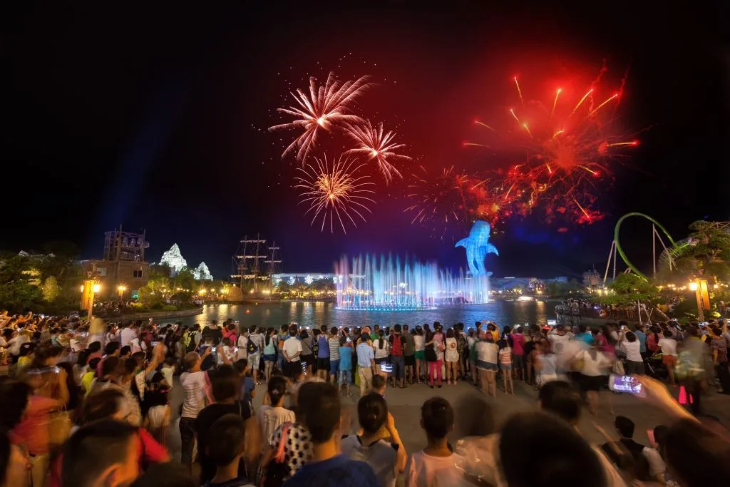 Nighttime show and fireworks at the central lake of Chimelong Ocean Kingdom