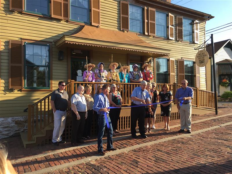 Corte de cinta de la Casa Becky Thatcher en el Museo y Casa de la Infancia de Mark Twain